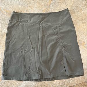Patagonia Women's Sz 8 Green Skirt/Shorts Side Slit Waist 32” Length 17” Nylon